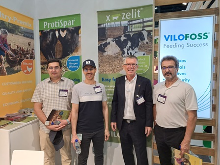 Besucher auf Messestand Vilofoss